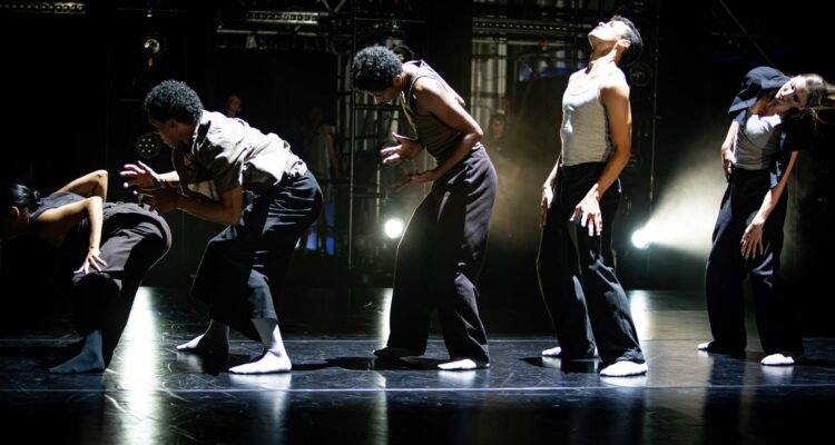 Bailarines del London City Ballet en el escenario
