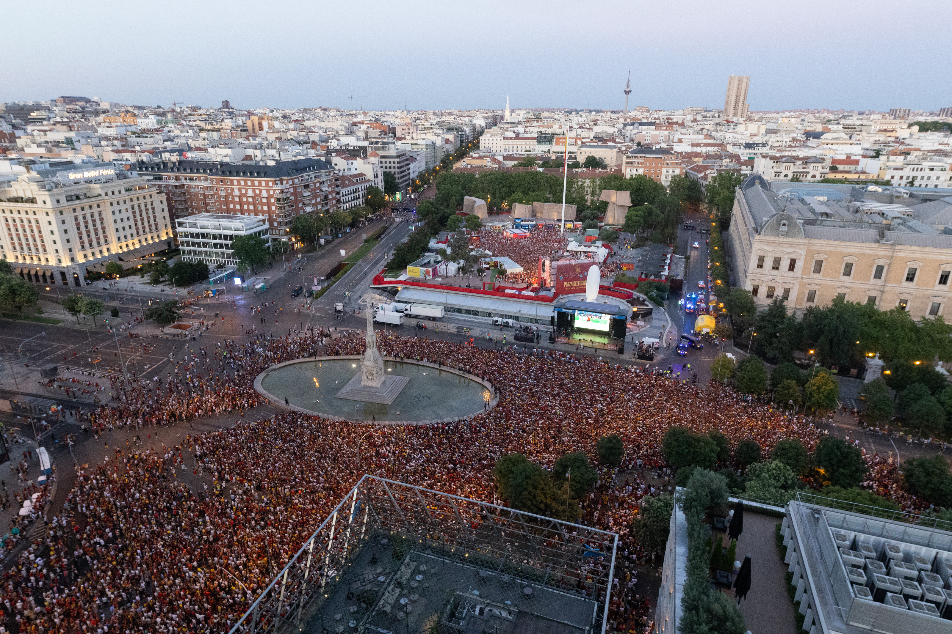 Imagen del público viendo el partido en la plaza de Colón