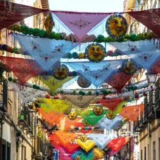 Calles de distrito de Centro adornadas con mantones por las fiestas de San Cayetano