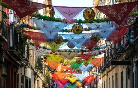 Calles de distrito de Centro adornadas con mantones por las fiestas de San Cayetano