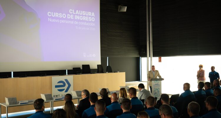 Momento clausura promoción de 40 conductores de EMT Madrid