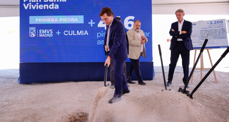 Momento de la colocación de la primera piedra