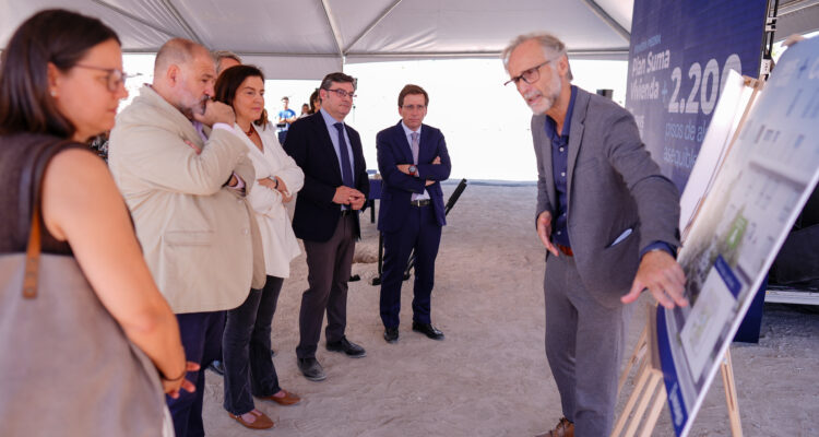 Momento de la visita a la nueva promoción de vivienda pública en Los Berrocales