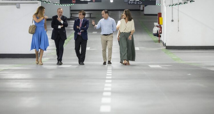 Momento de la visita al hub de movilidad de Velázquez