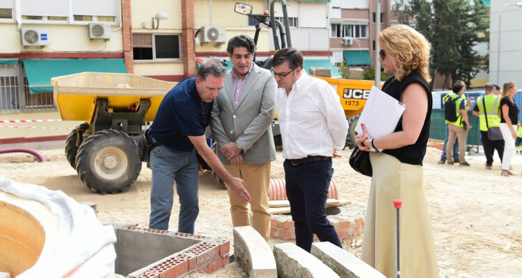 Momento visita zona Manoteras incluida en Plan Regenera Madrid