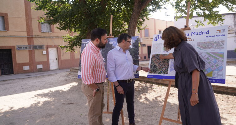 Niño y González en momento visita al distrito de Puente de Vallecas