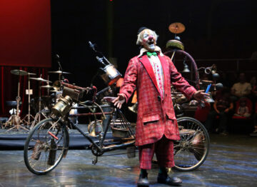 Imagen del payaso Fuman en el escenario rodeado de bicicletas