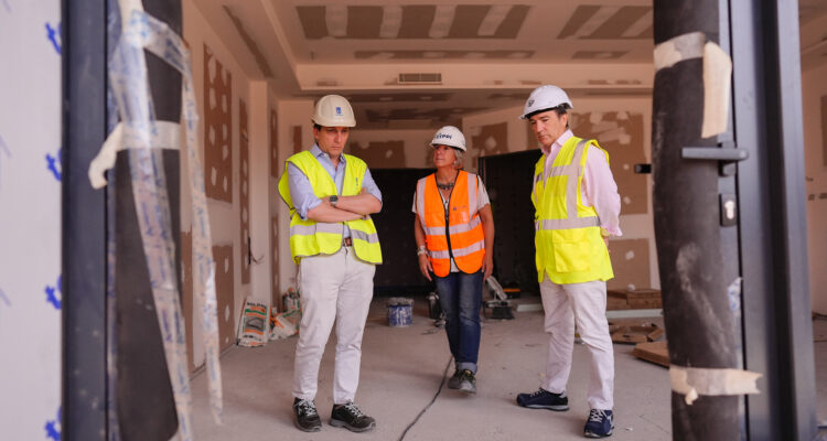 El alcalde de Madrid, José Luis Martínez-Almeida, acompañado por el delegado de Urbanismo, Medio Ambiente y Movilidad, Borja Carabante, visita las obras del primer centro infantil de cuidados paliativos de España