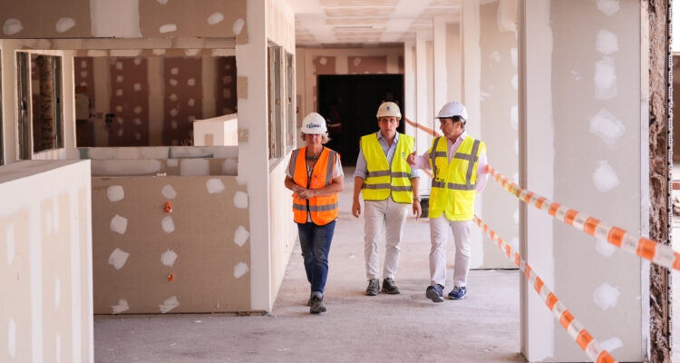El alcalde de Madrid, José Luis Martínez-Almeida, acompañado por el delegado de Urbanismo, Medio Ambiente y Movilidad, Borja Carabante, visita las obras del primer centro infantil de cuidados paliativos de España