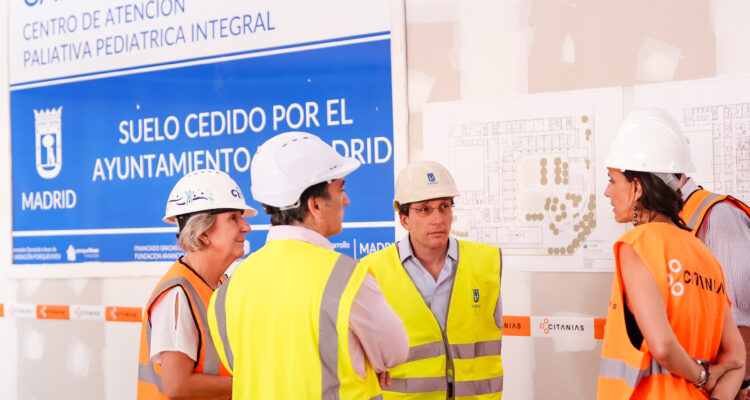 El alcalde de Madrid, José Luis Martínez-Almeida, acompañado por el delegado de Urbanismo, Medio Ambiente y Movilidad, Borja Carabante, visita las obras del primer centro infantil de cuidados paliativos de España
