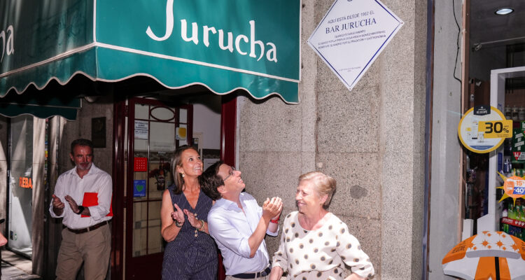 El alcalde de Madrid, José Luis Martínez-Almeida, ha descubierto una placa conmemorativa del restaurante Jurucha