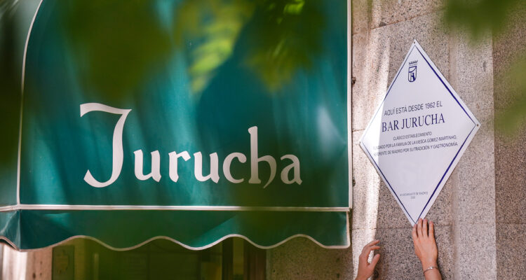 El alcalde de Madrid, José Luis Martínez-Almeida, ha descubierto una placa conmemorativa del restaurante Jurucha