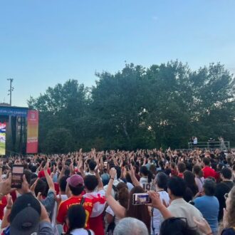 Ambiente en la Explanada del Rey durante la emisión del España-Bélgica en el Mundial