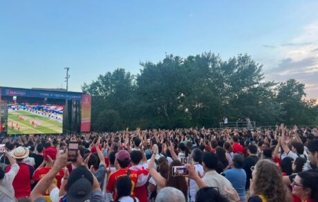 Ambiente en la Explanada del Rey durante la emisión del España-Bélgica en el Mundial