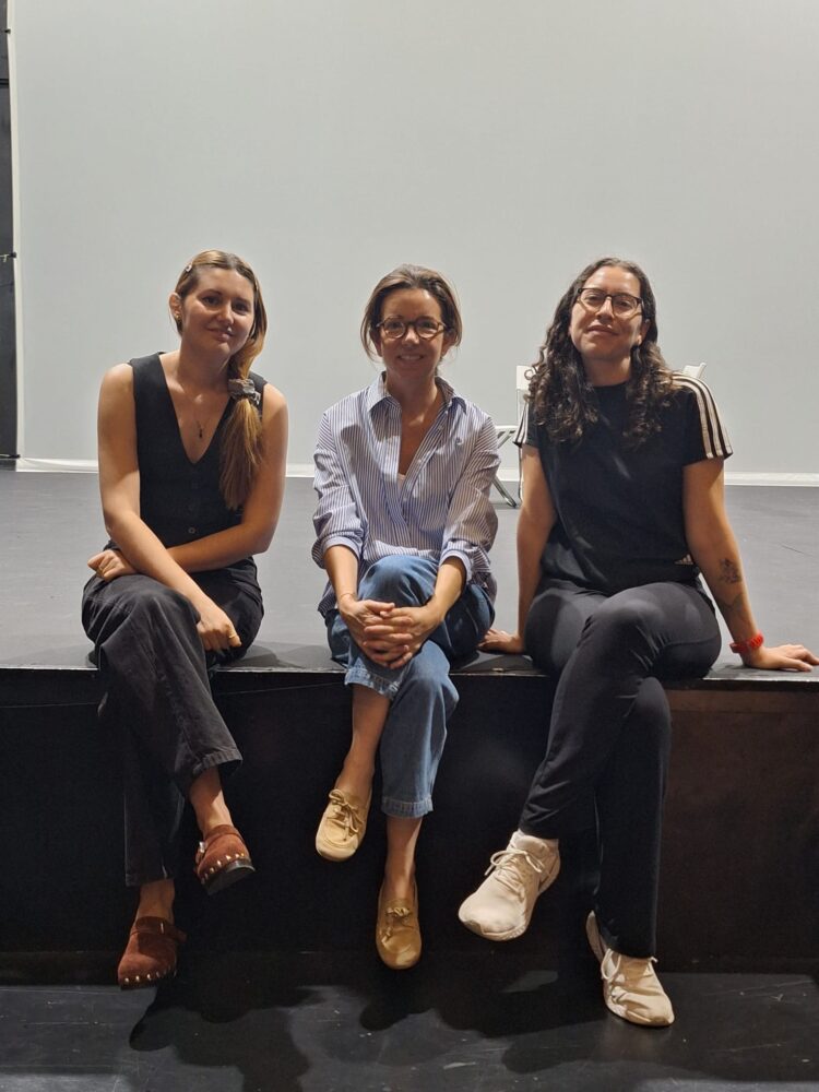 Paula Gómez-Ángulo, con las profesoras del campamento de artes escénicas del Centro Cultural Eduardo Úrculo