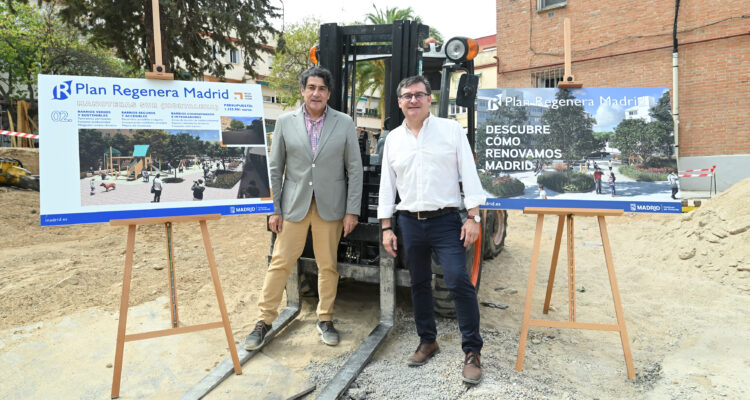 Pérez y González con cartelería del Plan Regenera Madrid