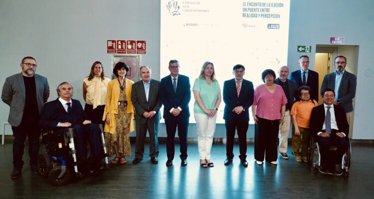 Sanz con representantes y organizadores de la Bienal de Arte Contemporáneo de Fundación ONCE