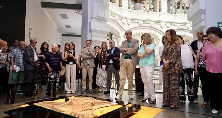 Sanz durante la visita a la Bienal de Arte Contemporáneo de Fundación ONCE