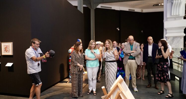 Sanz durante la visita a la edición de la Bienal de Arte Contemporáneo de Fundación ONCE
