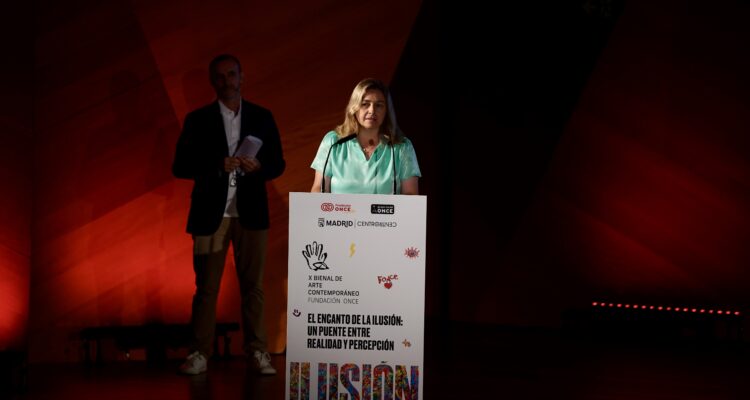 Sanz presentando la Bienal de Arte Contemporáneo de Fundación ONCE
