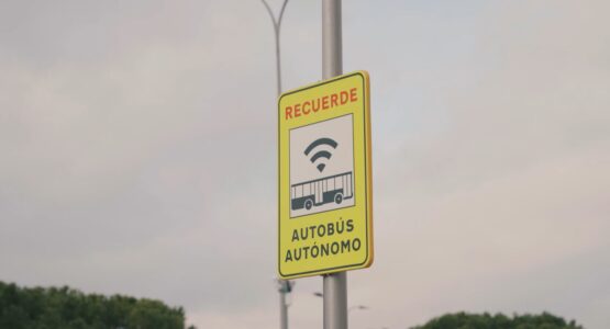 Señal indicativa en Mercamadrid sobre vehículo autónomo