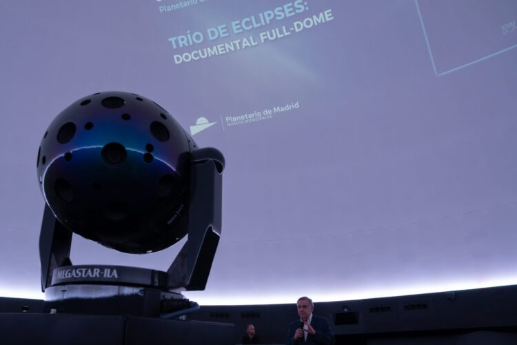 Presentación en el Planetario de Madrid de la película inmersiva Trío de eclipses