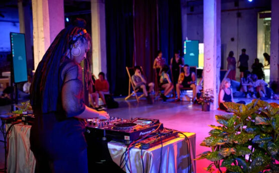 Imagen con mujer dj y público en la Nave Una de Matadero