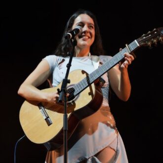 Valeria Castro durante el concierto sorpresa de Veranos de la Villa