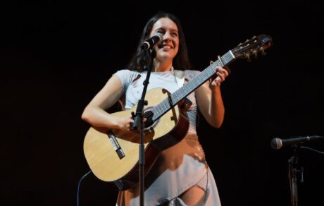 Valeria Castro durante el concierto sorpresa de Veranos de la Villa