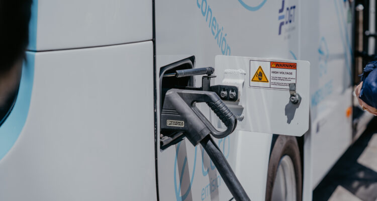 Imagen del punto de recarga del autobús autónomo de Mercamadrid