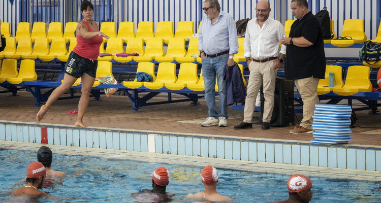 El delegado durante la visita charla con los participantes del curso