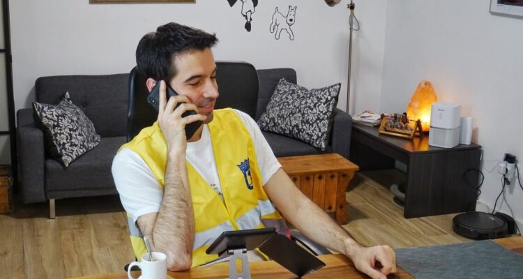 Voluntario realizando acompañamiento telefónico para combatir la soledad no deseada (imagen archivo)