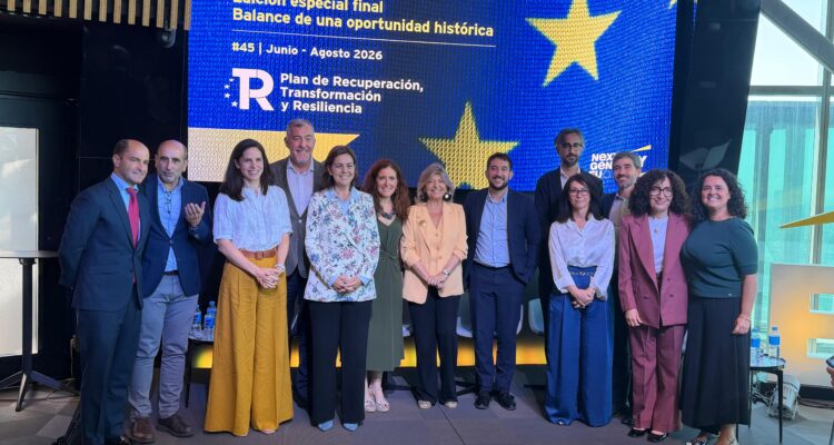 Foto de grupo en la mesa 'El PRTR como palanca transformadora para España: Impacto social e institucional'