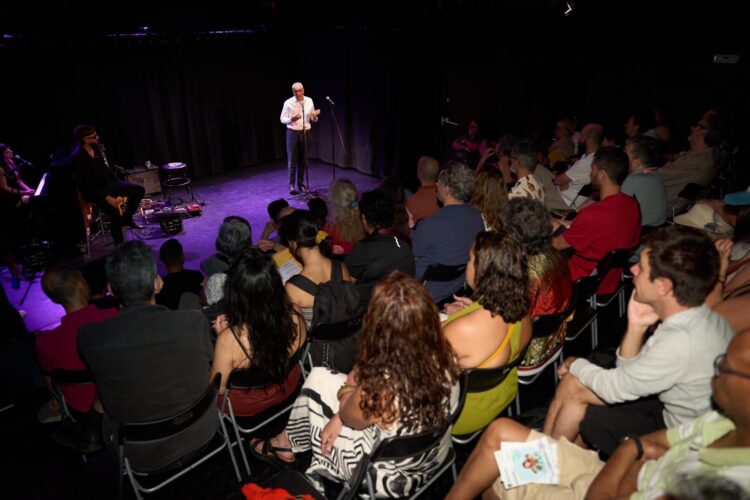 El concejal Carlos Izquierdo en la presentaci&oacute;n en la Sala Tarambana