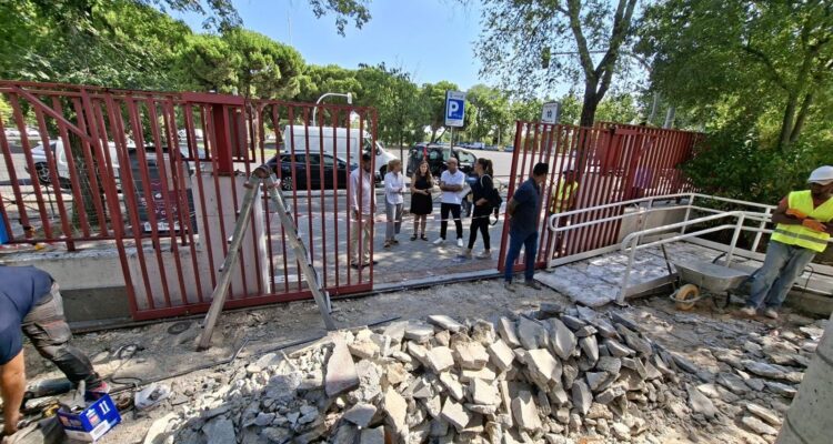 Álvarez durante la visita a las obras del Centro de Servicios Sociales Luis Vives de Ciudad Lineal