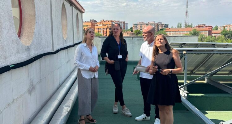 Álvarez durante la visita a las obras del Centro de Servicios Sociales Luis Vives de Ciudad Lineal