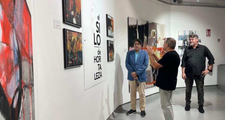 El concejal del distrito, David Pérez, ha participado en la inauguración de esta muestra que puede visitarse hasta el 28 de agosto