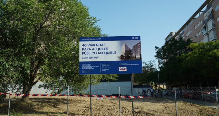El delegado de Políticas de Vivienda y presidente de la Empresa Municipal de la Vivienda y Suelo de Madrid (EMVS Madrid), Álvaro González, coloca la primera piedra de Carabanchel 35