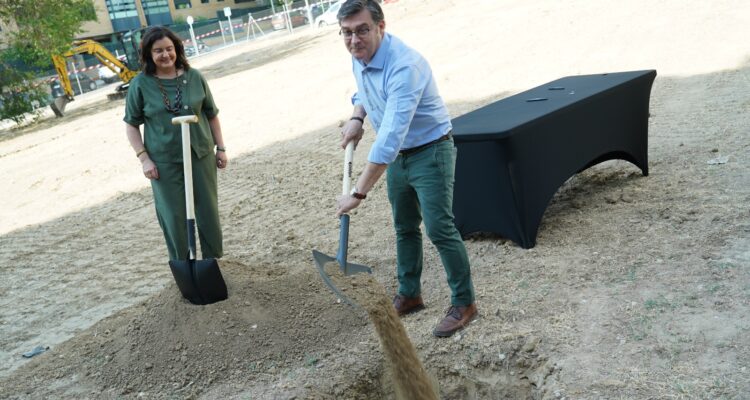El delegado de Políticas de Vivienda y presidente de la Empresa Municipal de la Vivienda y Suelo de Madrid (EMVS Madrid), Álvaro González, coloca la primera piedra de Carabanchel 35