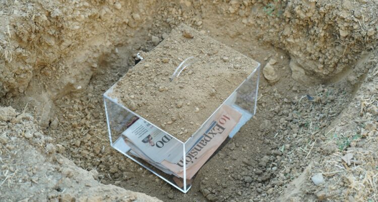 El delegado de Políticas de Vivienda y presidente de la Empresa Municipal de la Vivienda y Suelo de Madrid (EMVS Madrid), Álvaro González, coloca la primera piedra de Carabanchel 35