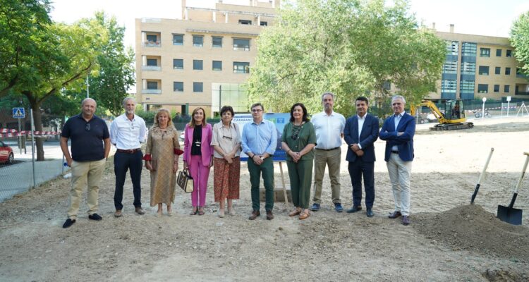 El delegado de Políticas de Vivienda y presidente de la Empresa Municipal de la Vivienda y Suelo de Madrid (EMVS Madrid), Álvaro González, coloca la primera piedra de Carabanchel 35
