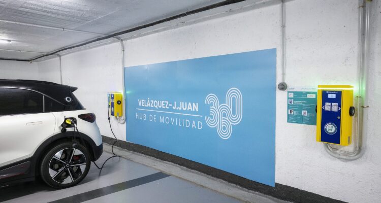 Zona de recarga del hub de movilidad de Velázquez