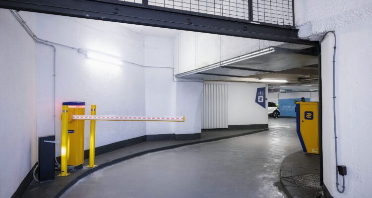 Zona interior entrada al hub de movilidad de Velázquez