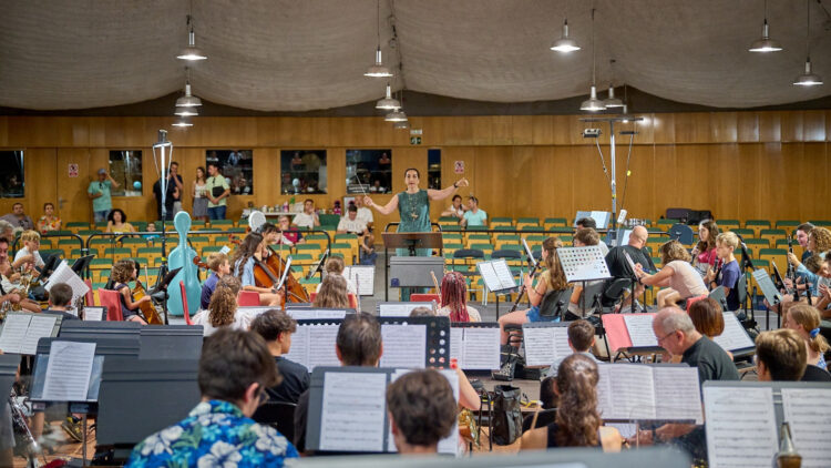 Taller musical con estudiantes