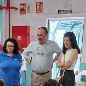 El concejal de Moratalaz, Nacho Pezuela, visita los campamentos de verano del distrito.