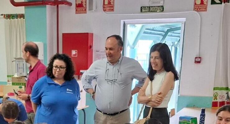 El concejal de Moratalaz, Nacho Pezuela, visita los campamentos de verano del distrito.
