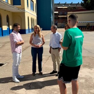 La concejala de Ciudad Lineal Nadia Álvarez, ha visitado el CEIP Leopoldo Alas, uno de los dos centros que albergan los campamentos de verano de Ciudad Lineal