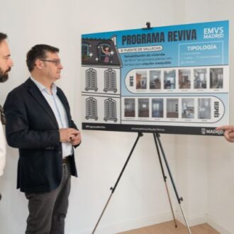 El delegado de Políticas de Vivienda y presidente de EMVS Madrid, Álvaro González, junto al concejal de Puente de Vallecas, Ángel Niño, durante la visita a las viviendas rehabilitadas