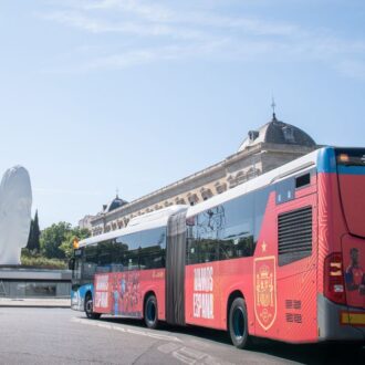 Imagen de un autobús de la EMT con el vinilo de apoyo a la selección española de fútbol