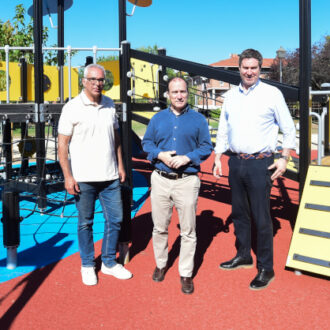 El delegado de Urbanismo, Medio Ambiente y Movilidad, Borja Carabante, visita el parque de Las Cruces tras la finalización de la tercera fase de las obras de rehabilitación